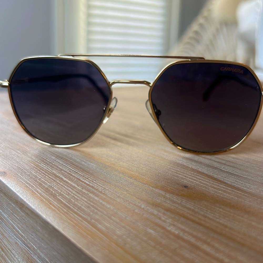 Carrera 303/S Hexagon Sunglasses with Rounded Edges
Color: Black Gold